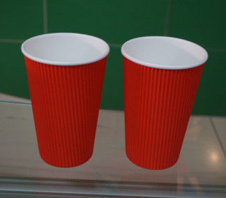 China Las tazas de papel del PE de la ondulación roja del papel revestido aislaron las tazas de café con las tapas 500ml proveedor