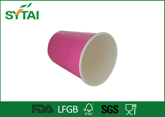 China Tazas disponibles impermeables rosadas del café express con las tapas, logotipo acanalado grabado en relieve proveedor