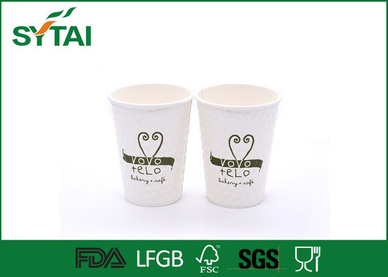 China Eco - taza de papel de grabación en relieve del blanco amistoso con diseño verde del amor impresa proveedor