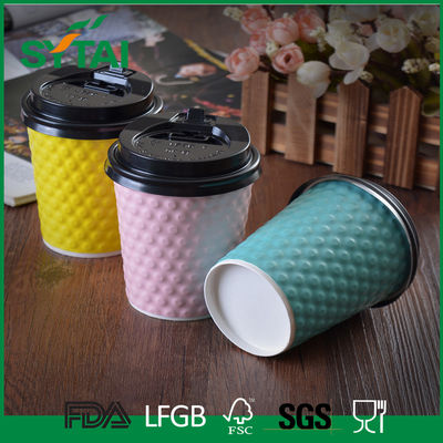 China Las tazas de papel de grabación en relieve creativas de la ondulación del logotipo, las tazas de café disponibles calientes modificadas para requisitos particulares diseñan proveedor