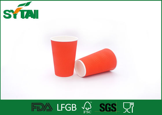 China Tazas de papel 4oz-22oz de la ondulación roja de encargo con las tapas del plástico/del papel, Eco amistoso proveedor